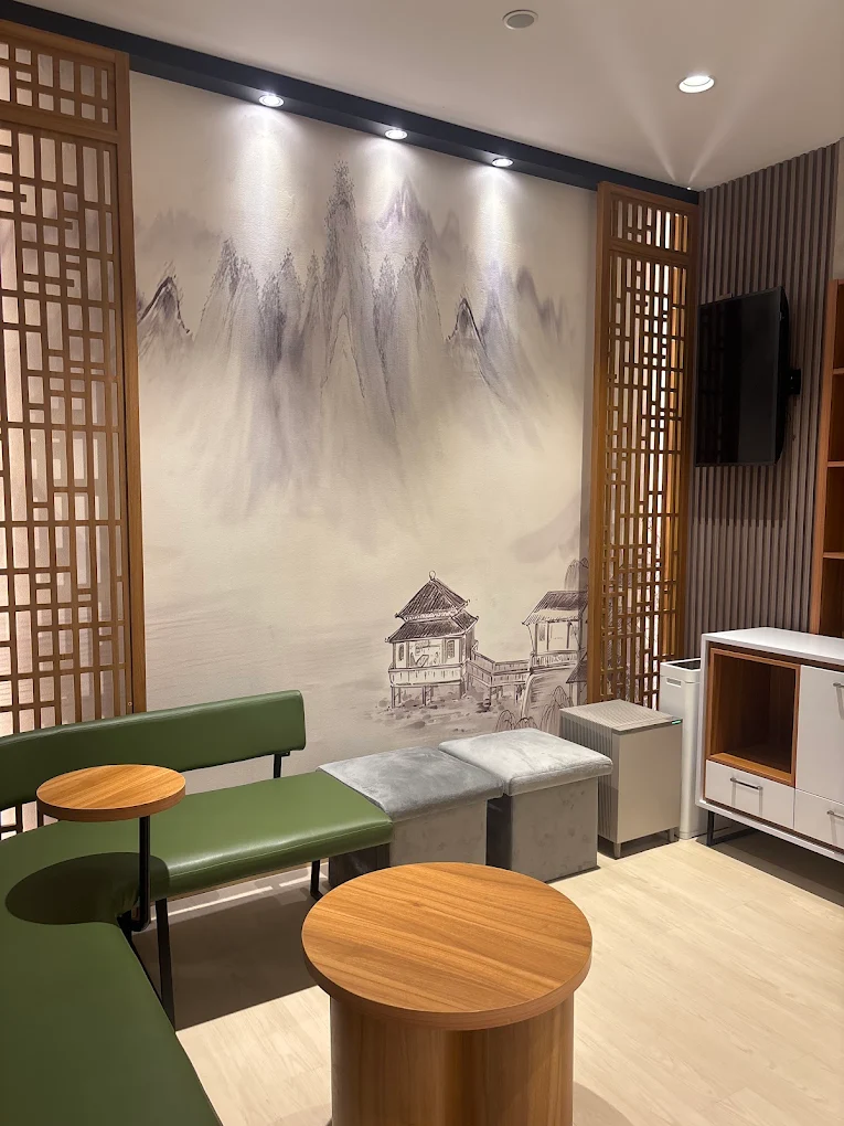 Lounge NapLab dengan sofa hijau