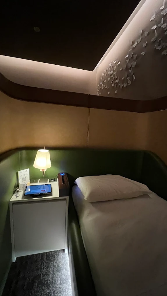 Kabin privat NapLab dengan pencahayaan lembut